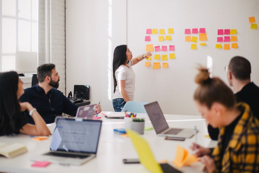 Consultoría TI con equipo profesional analizando datos