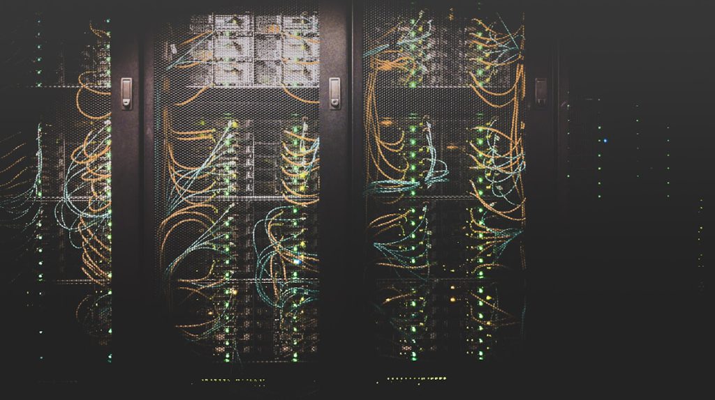 Centro de computo con servidores y racks de datos